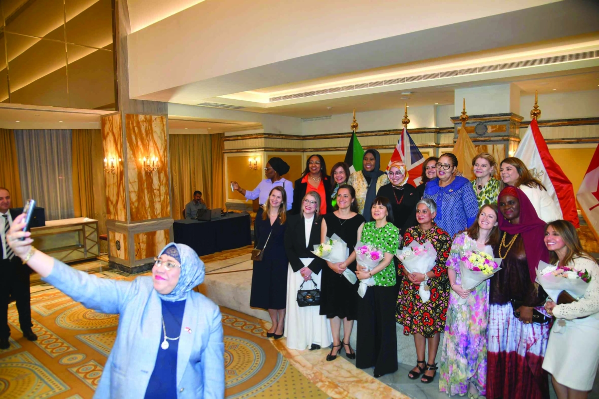 


«سيلفي» دبلوماسي 