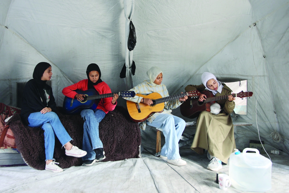 


طالبات يعزفن على الغيتار خلال حصة موسيقى في مخيم للنازحين الفلسطينيين في حي الرمال 	(أ ف ب) 