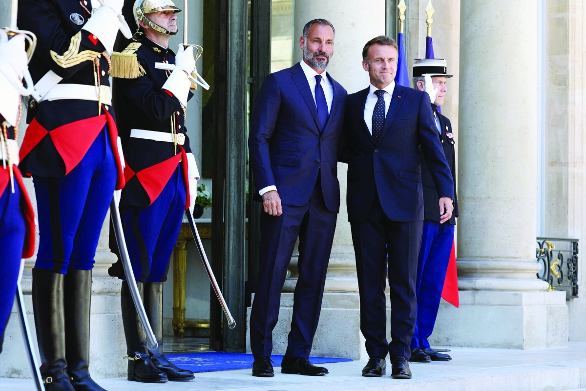 ماكرون والآغا خان الخامس أمام قصر الإليزيه (أ ف ب)