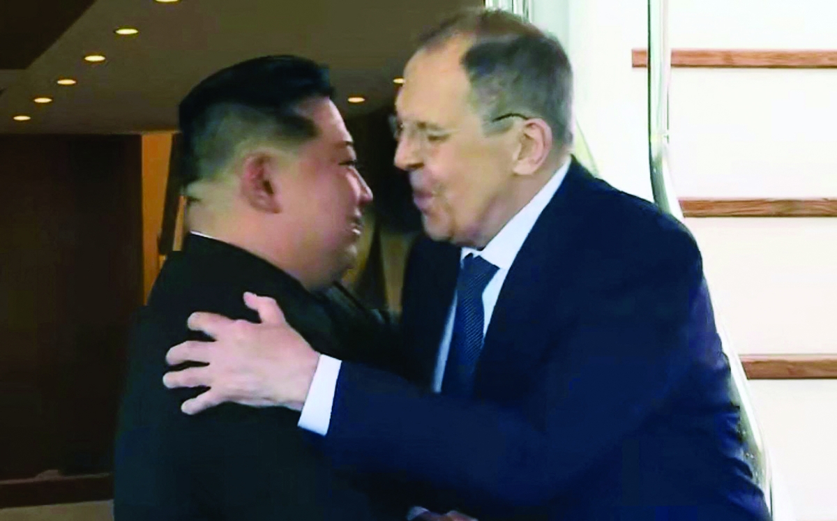 «عناق» بين كيم جونغ أون ولافروف (أ ف ب)