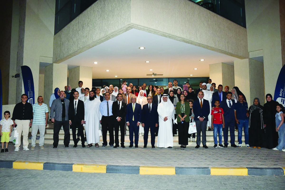 


صورة جماعية لأعضاء السفارة والمتفوقين وأولياء أمورهم 