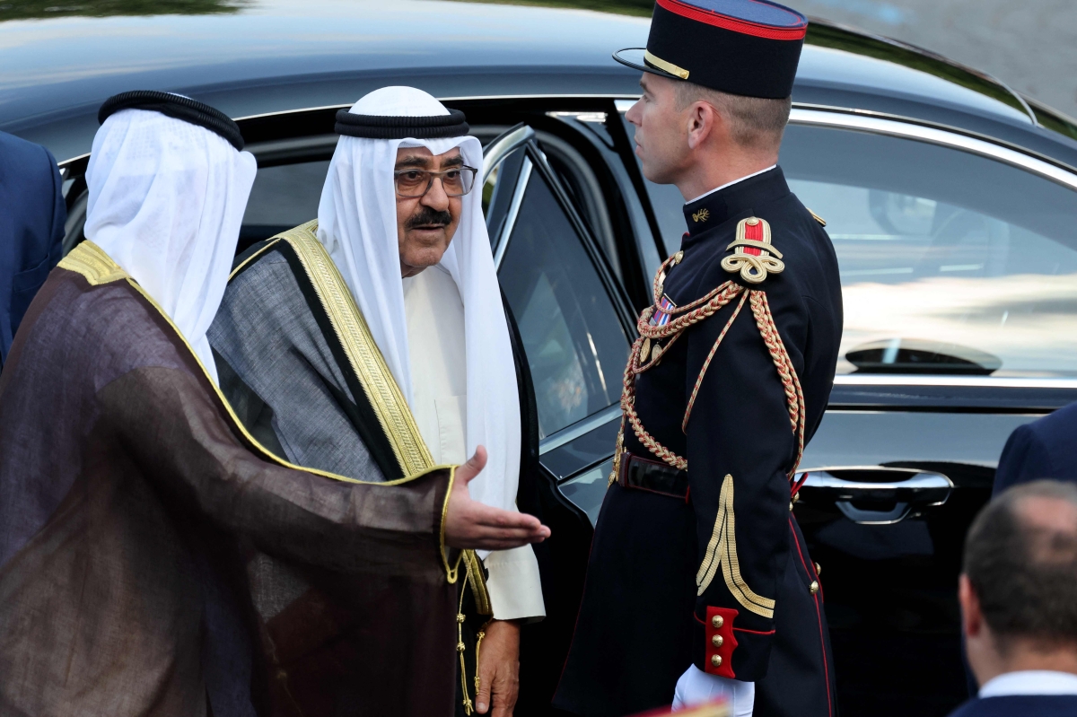 سمو الأمير لدى وصوله ميدان العرض العسكري (أ ف ب)