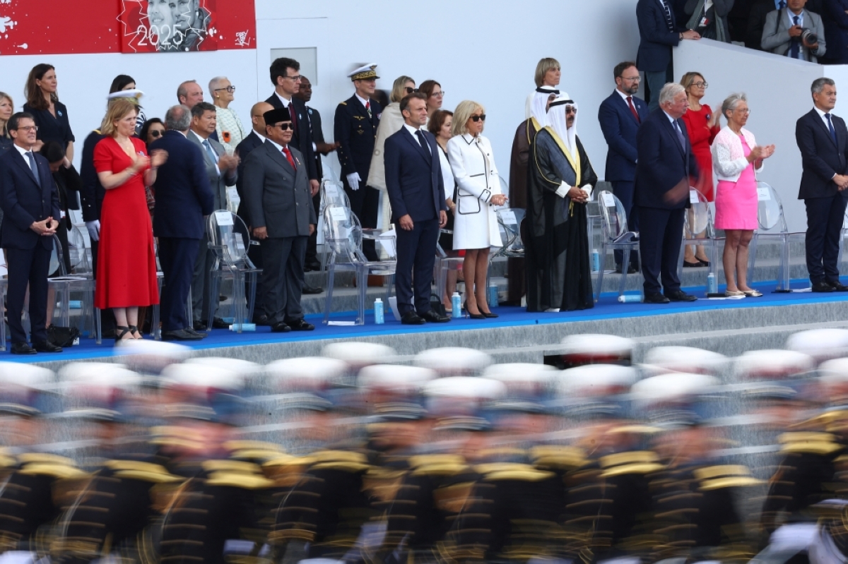 سمو الأمير خلال حضوره العرض العسكري (رويترز)