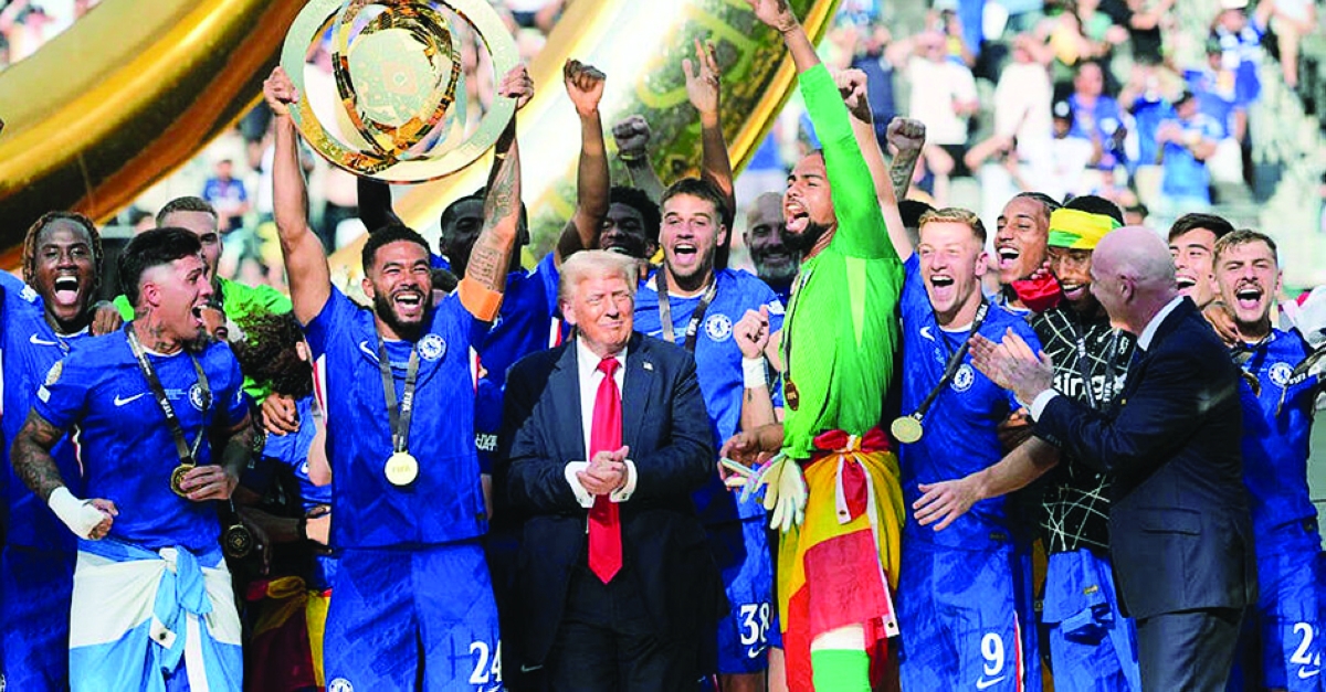 دونالد ترامب متوسطاً لاعبي تشلسي خلال التتويج 