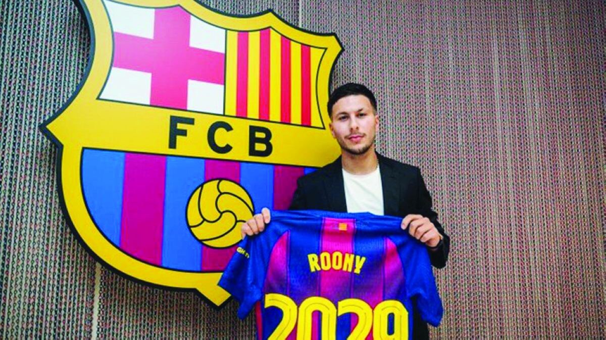 روني بردغجي حاملاًَ قميص برشلونة