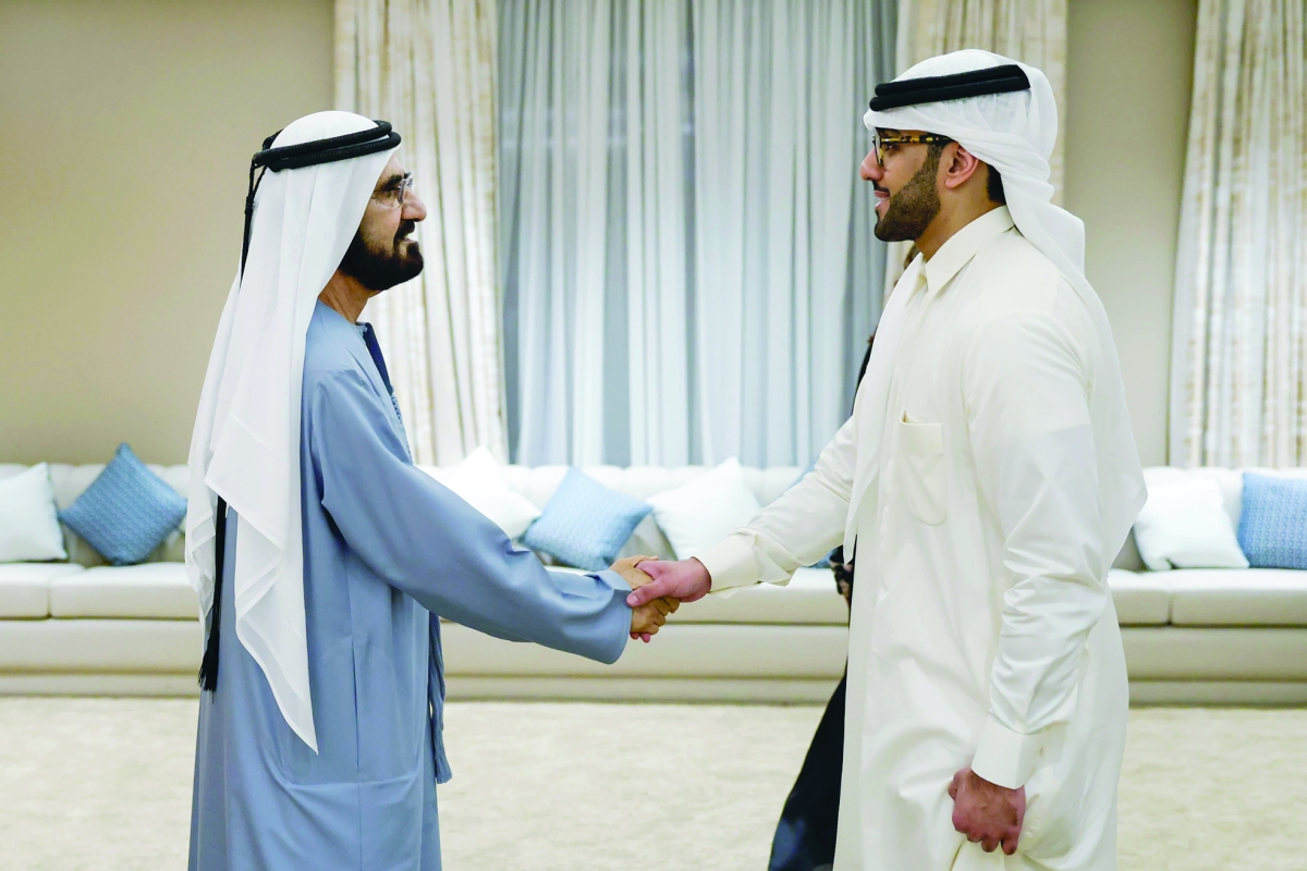 


الشيخ محمد بن راشد مصافحاً عبدالرحمن الصالح 