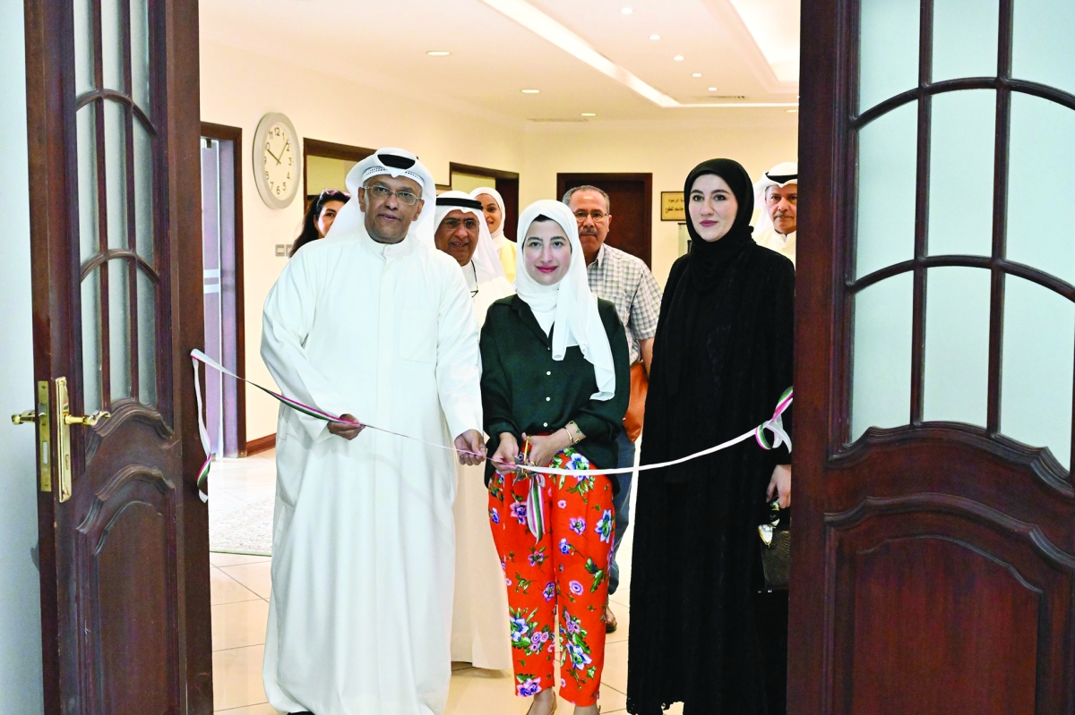 


المحمود والمليفي خلال قص شريط الافتتاح 