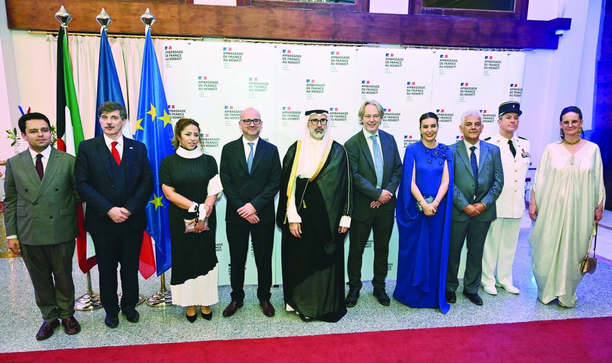 


السفيران الجابر وغوفان يتوسطان أعضاء البعثة الفرنسية لدى البلاد 	(تصوير أسعد عبدالله) 