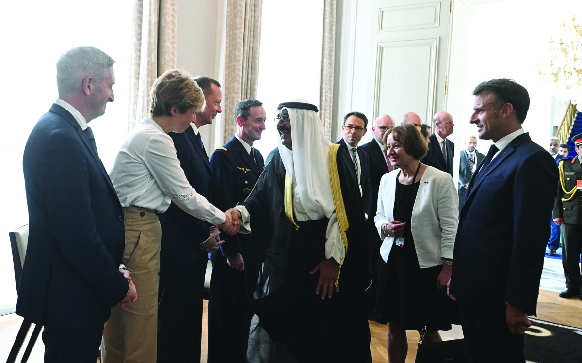 


صاحب السمو يصافح أعضاء الحكومة الفرنسية 