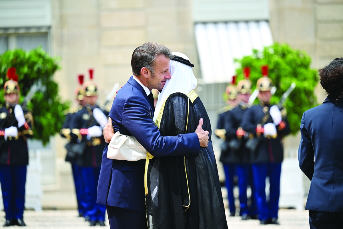 


استقبال حار لسمو الأمير من الرئيس الفرنسي 