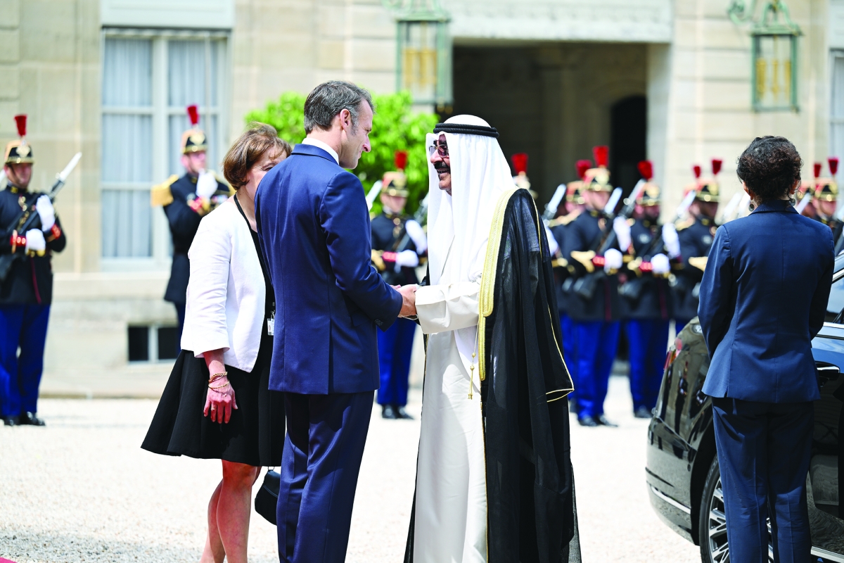 


صاحب السمو لدى وصوله إلى الشانزيليزيه وماكرون في استقباله 