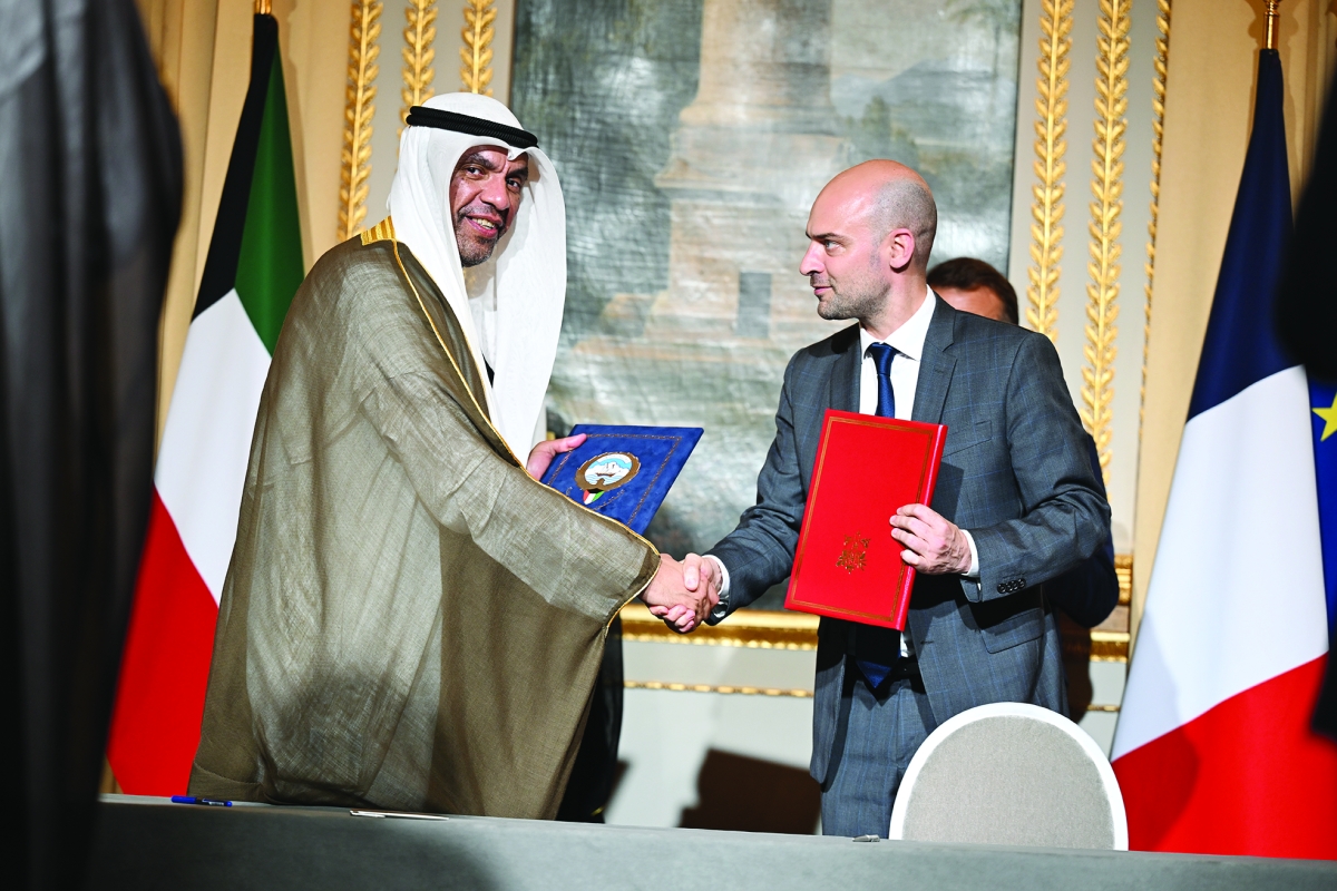 


تبادل وثائق الاتفاقيات بين اليحيا وبارو 