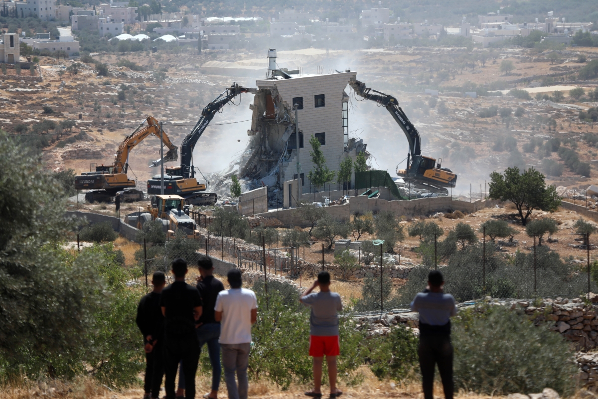 حفارات إسرائيلية تهدم منزلاً فلسطينياً في بيت لحم جنوب الضفة الغربية 