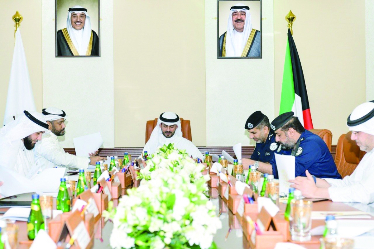 


محافظ مبارك الكبير مترئساً الاجتماع 