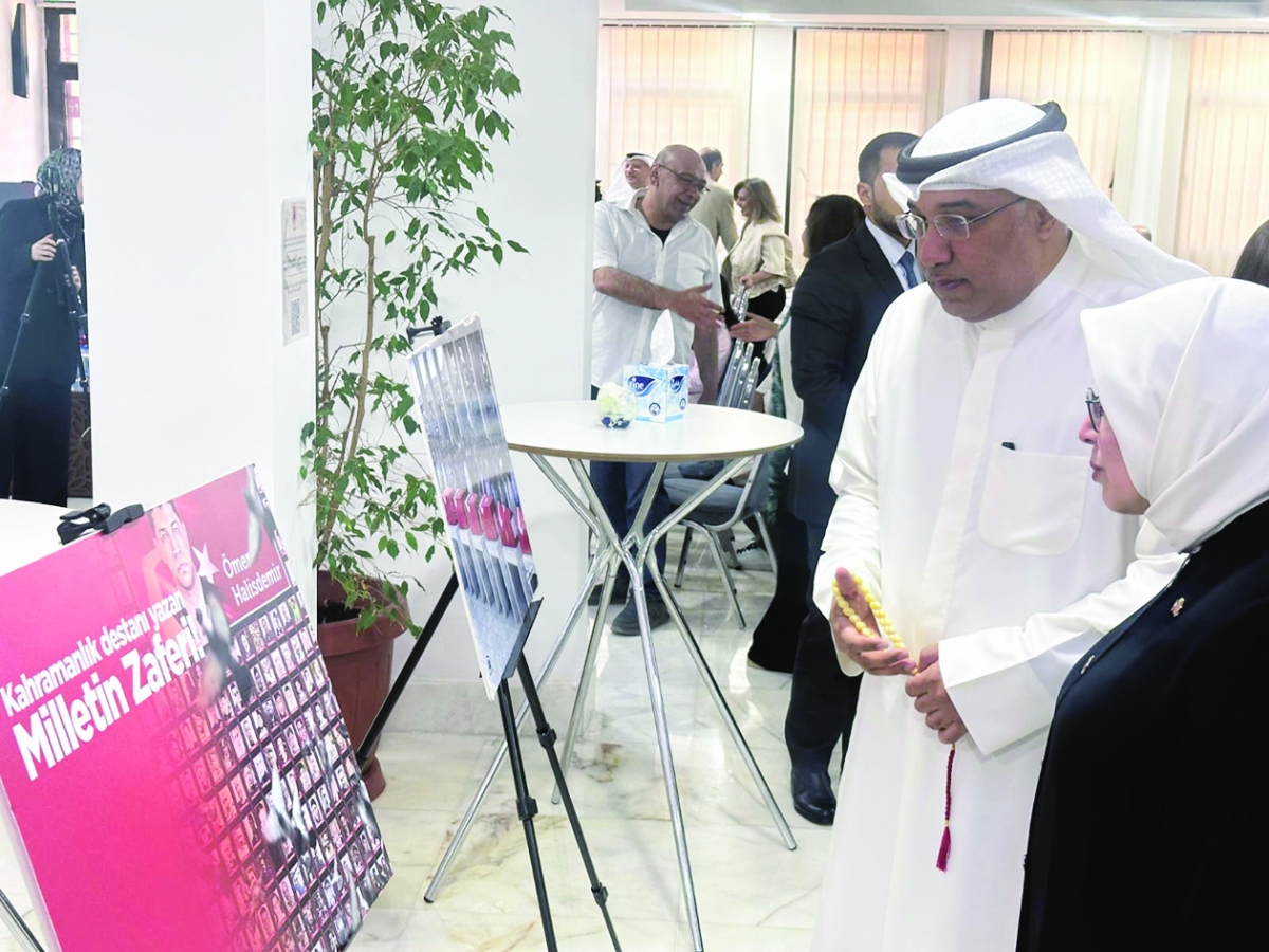 


السفير الجارالله وسفيرة تركيا خلال جولة على المعرض المصاحب للحفل 