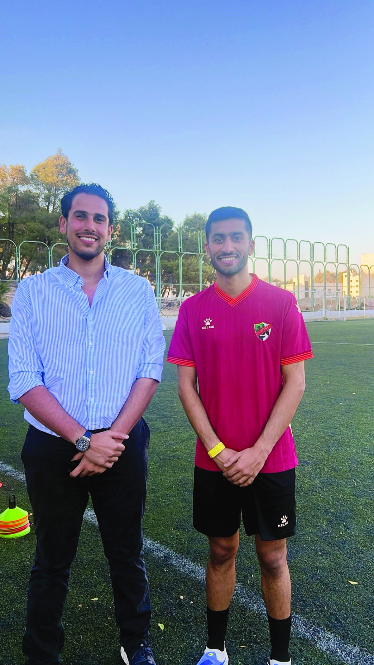 


حمدان بقميص الأهلي الأردني مع المحامي الهاجري 