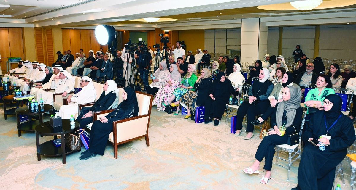 حضور الندوة