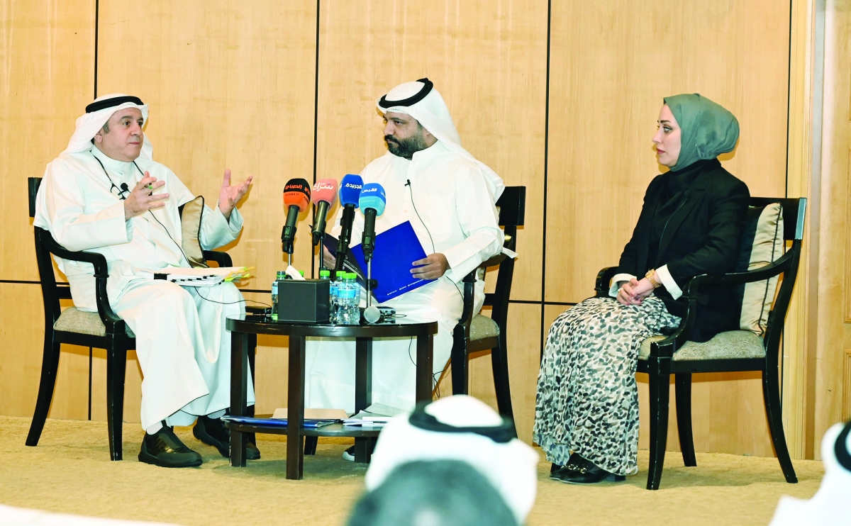 المتحدثون في الندوة	 (تصوير سعود سالم) 