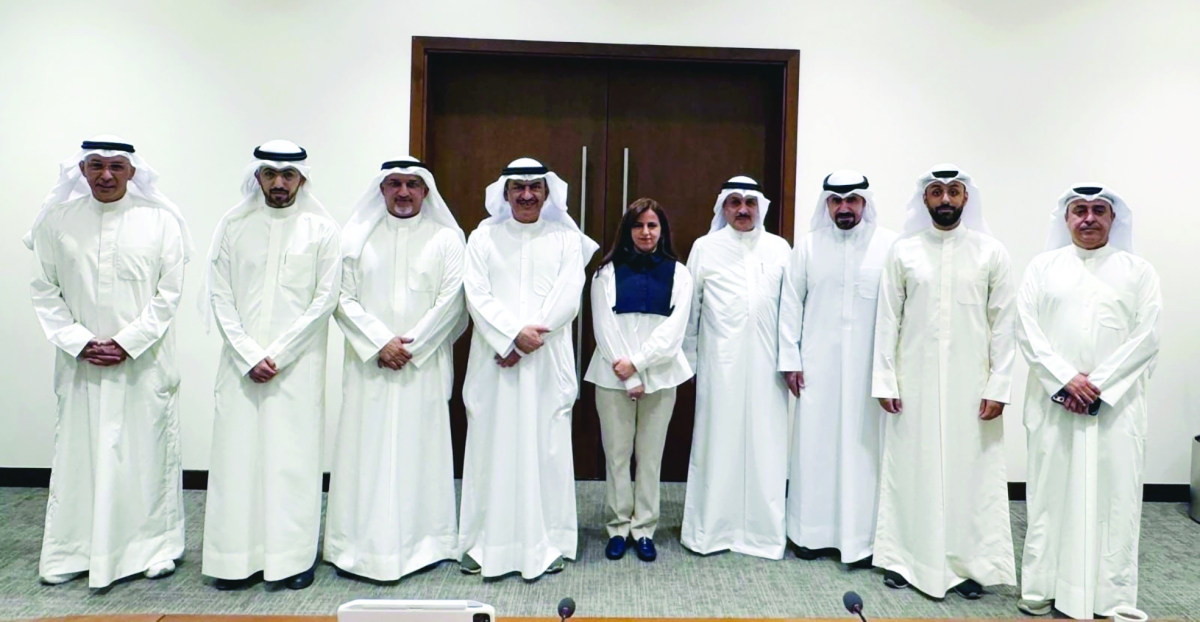 


الحبشي متوسطاً رئيس وأعضاء «فنية الجهراء» في المجلس البلدي 