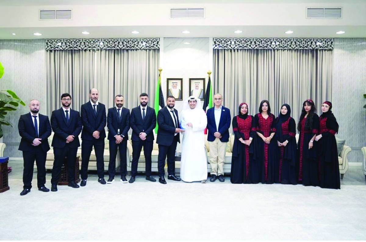 


وزير الإعلام يتسلم درعاً تذكارية من قائد الفرقة 