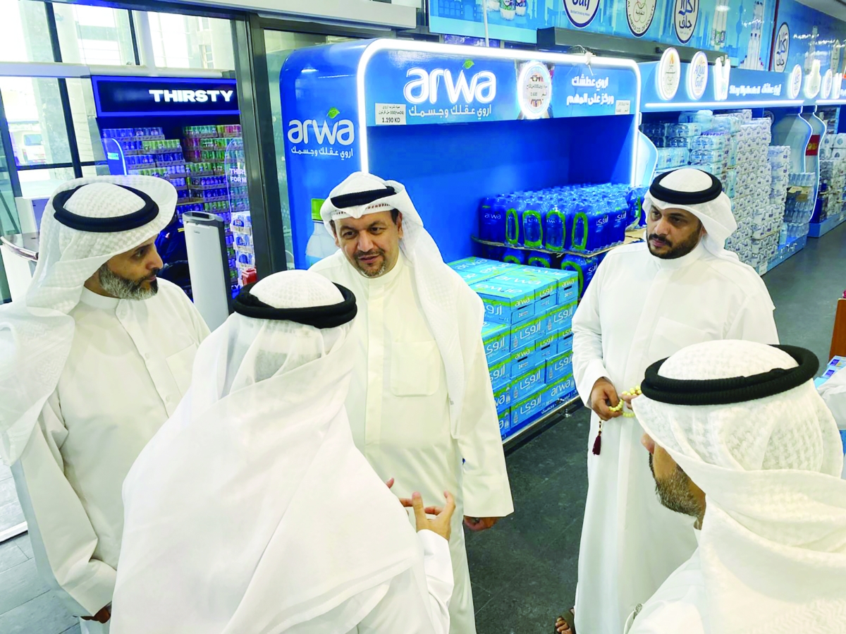 سيد عيسى خلال جولته بإحدى الجمعيات بمحافظة الأحمدي 