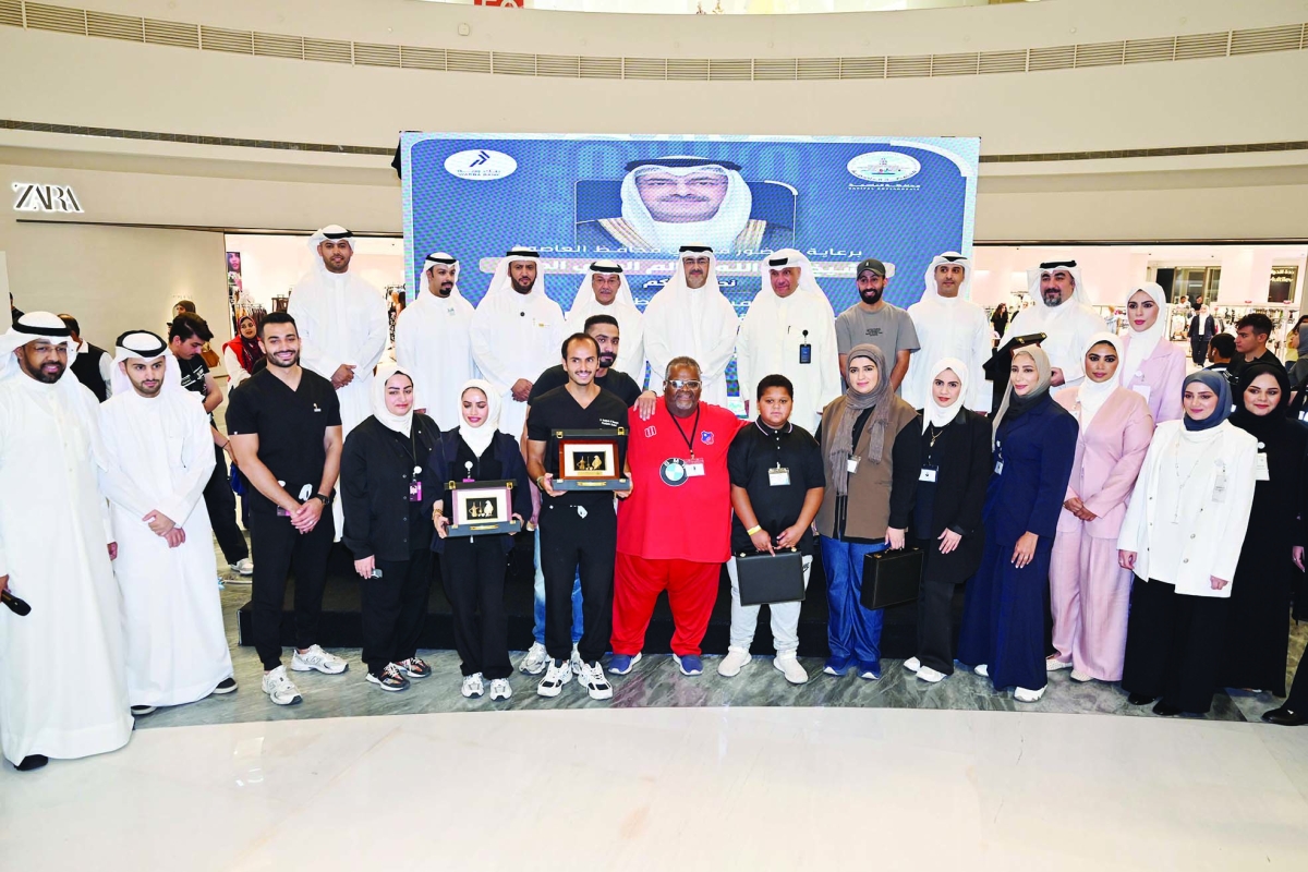 المحافظ متوسطاً المكرّمين في لقطة جماعية