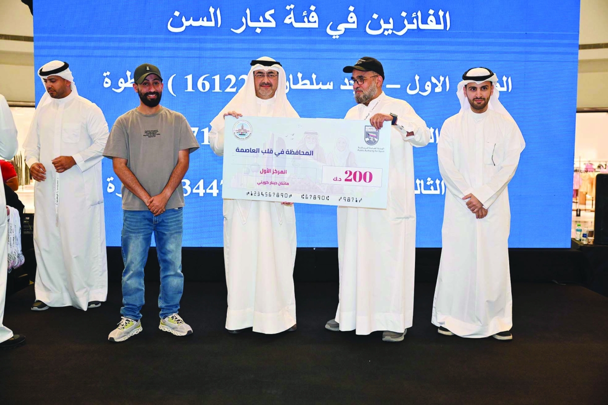 


محافظ العاصمة مكرّماً الفائز بالمركز الأول	 (تصوير أسعد عبدالله) 