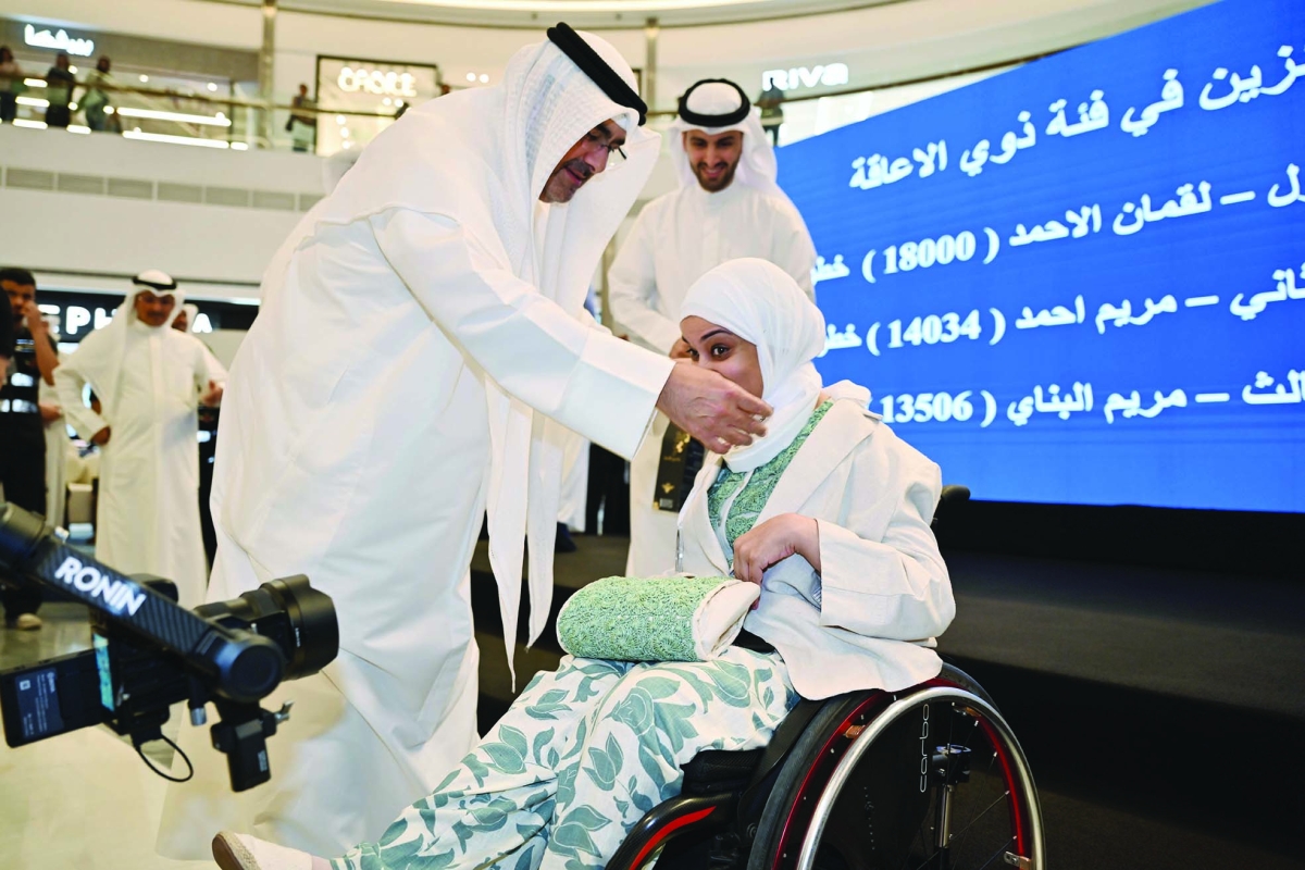 


المحافظ خلال تكريمه إحدى المتسابقات 