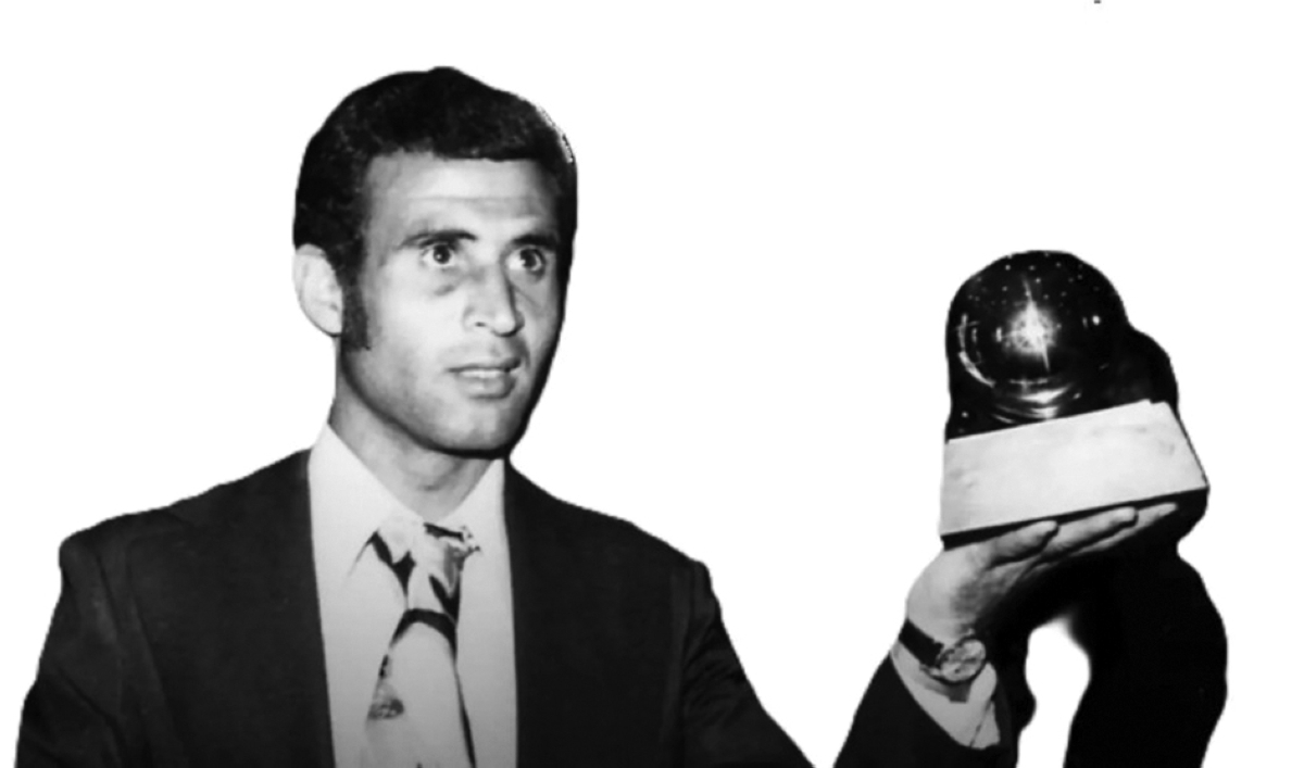 


الراحل أحمد فرس حاملاً الكرة الذهبية 