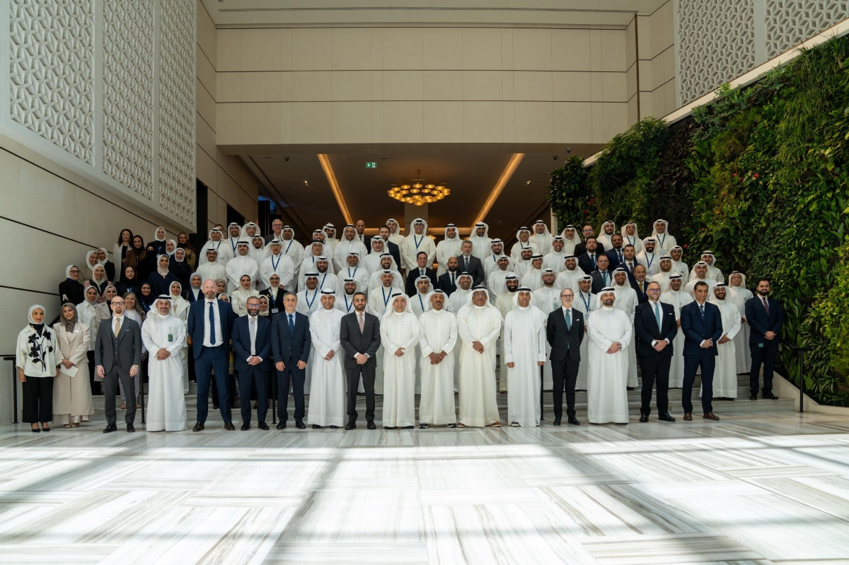 صورة جماعية للإدارة التنفيذية مع المشاركين