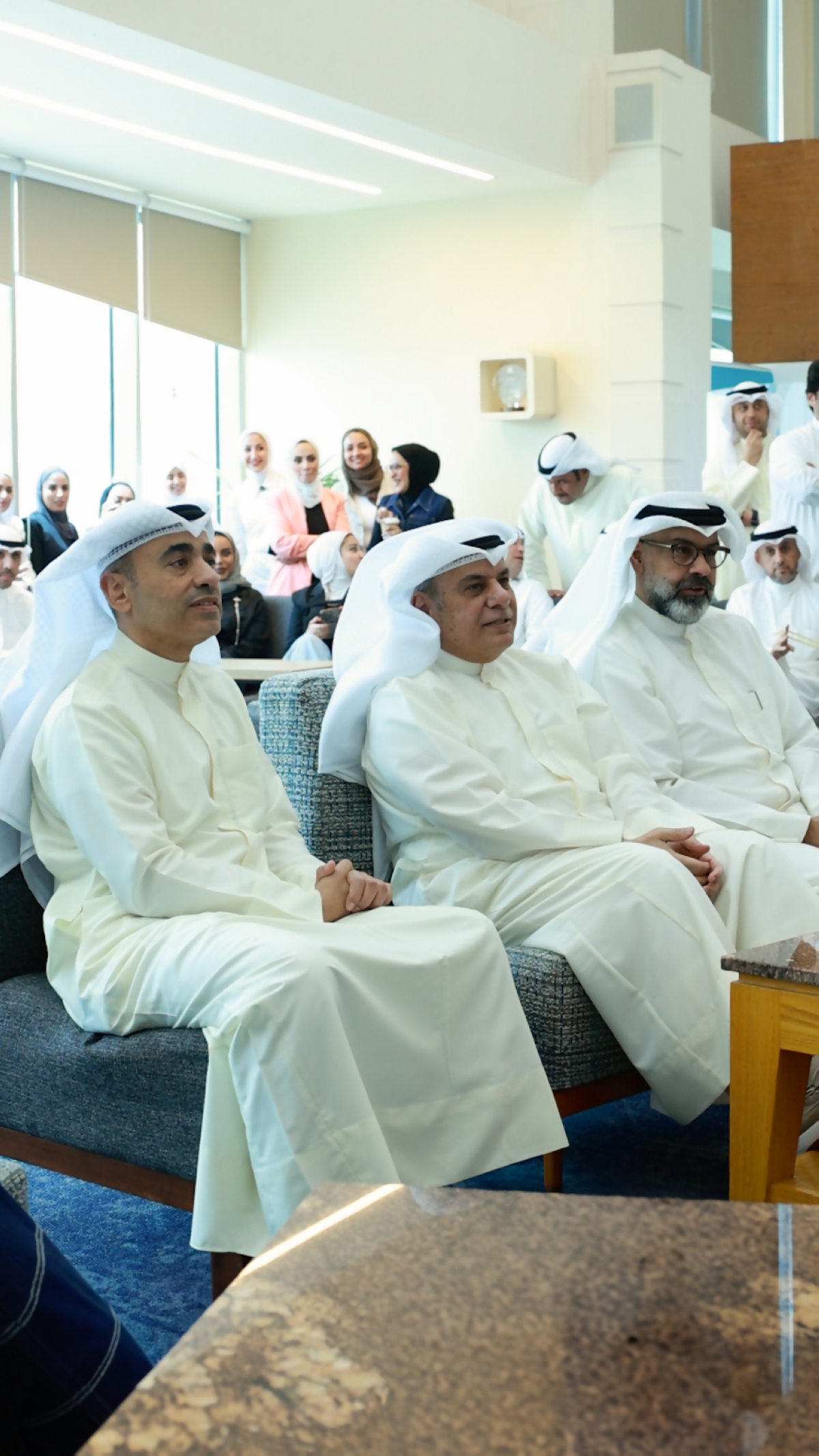 عادل الماجد وقياديو البنك في تحدي «سين جيم»
