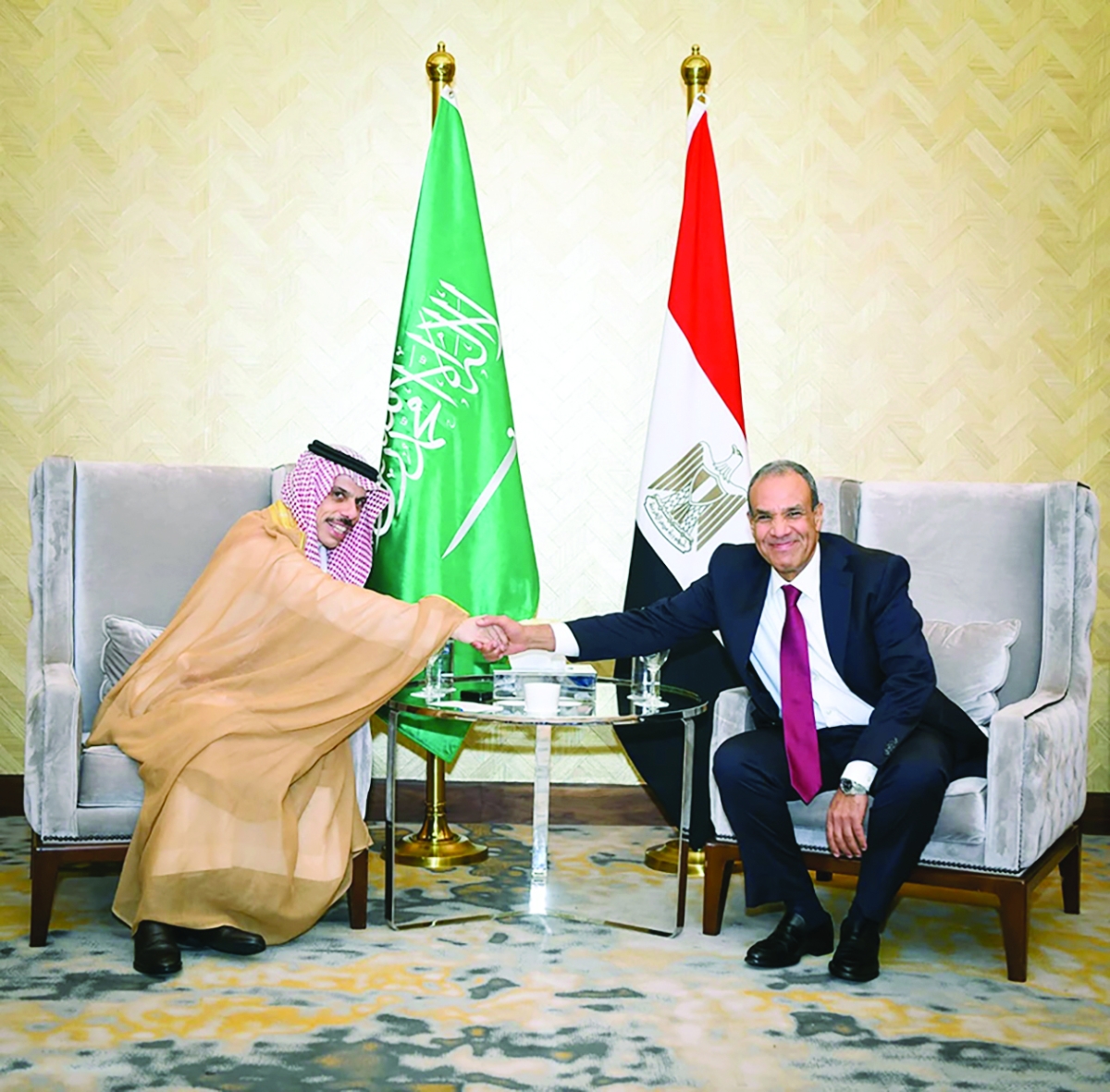 جانب من اللقاء بين فيصل بن فرحان وعبدالعاطي