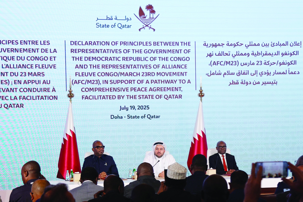 جانب من توقيع إعلان المبادئ في الدوحة أمس (أ ف ب)