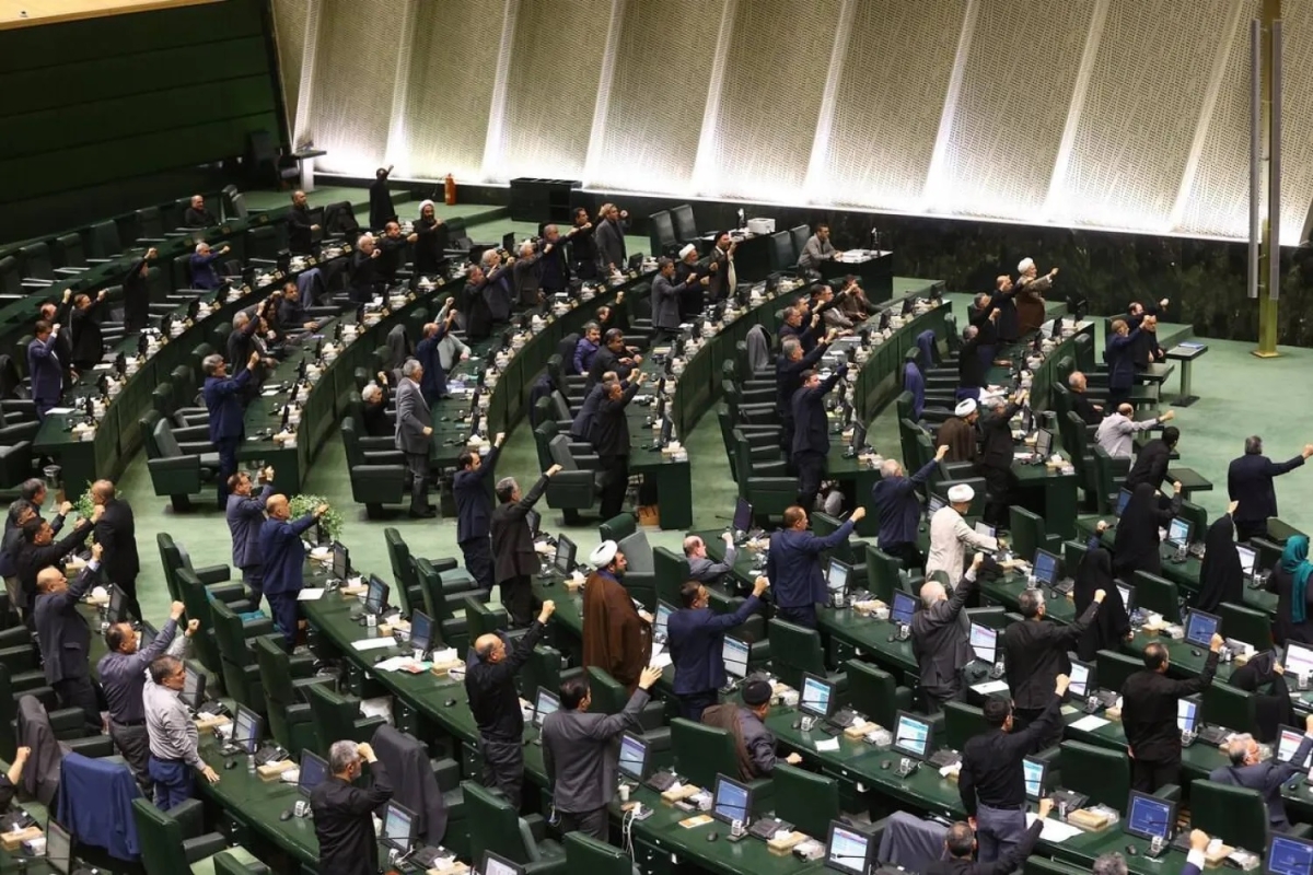 البرلمان الإيراني يُهدّد بزيادة تخصيب اليورانيوم