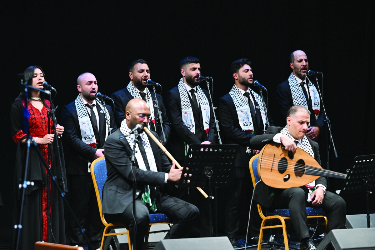 


الفرقة الفلسطينية غنّت... وعزفت على أنامل الأمل 