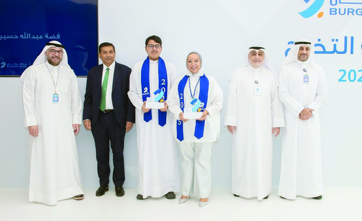 


فاضل عبدالله ونقيب أمين مع متفوقة ومتفوق أثناء تسلمهما شهادتي التكريم 