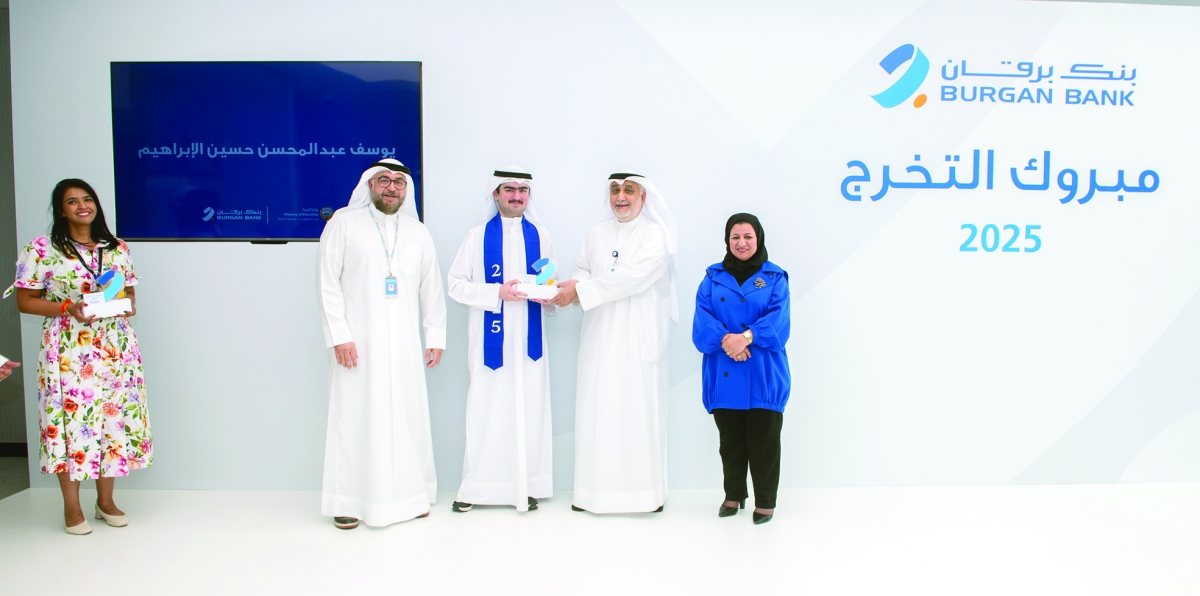 


أحد المتفوقين متسلماً شهادة التكريم 