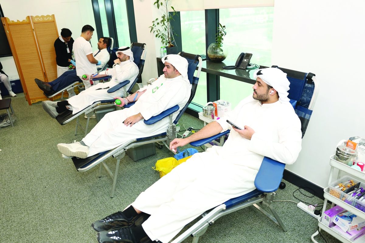 موظفو البنك أثناء مشاركتهم في الحملة 