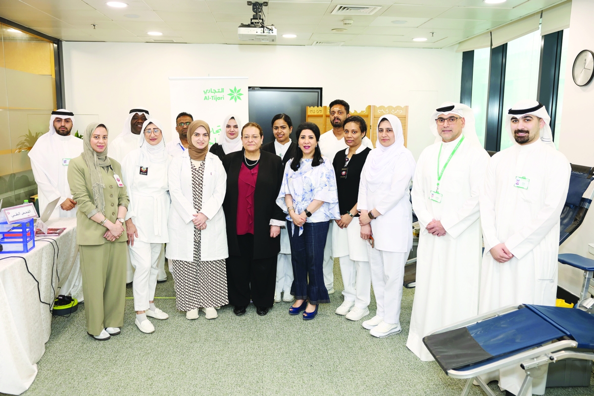 


محفوظ والورع وموظفو «التجاري» وفريق بنك الدم 