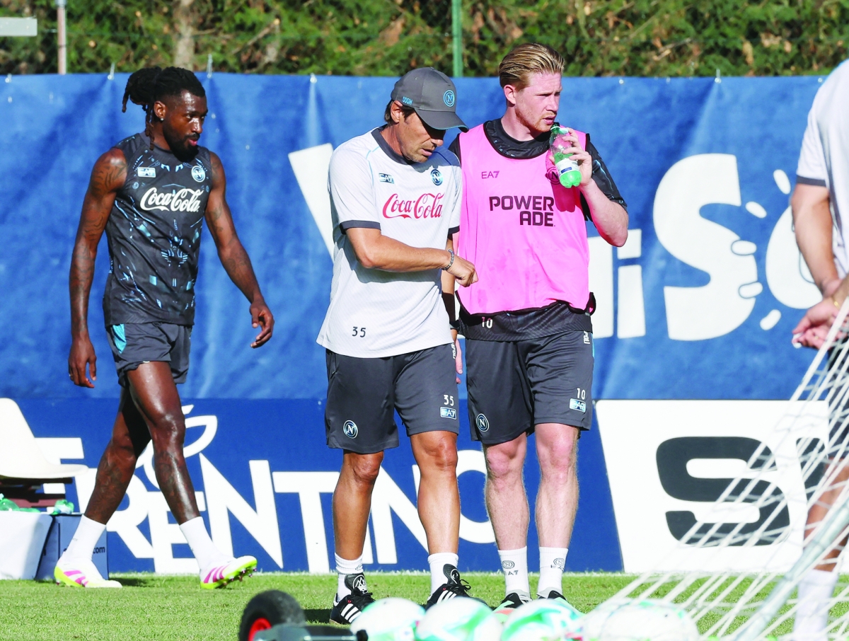 أنتونيو كونتي وكيفن دي بروين خلال التدريبات (رويترز)