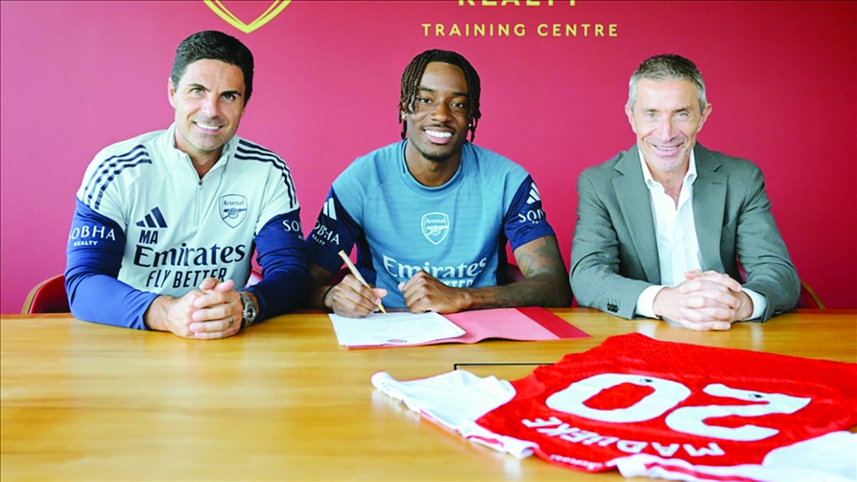 


نوني مادويكي موقعاً العقد بحضور ميكيل أرتيتا 