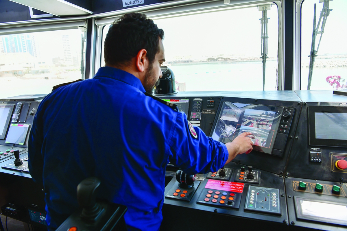 


رجل إنقاذ بحري خلال عملية البحث في الخريطة البحرية 