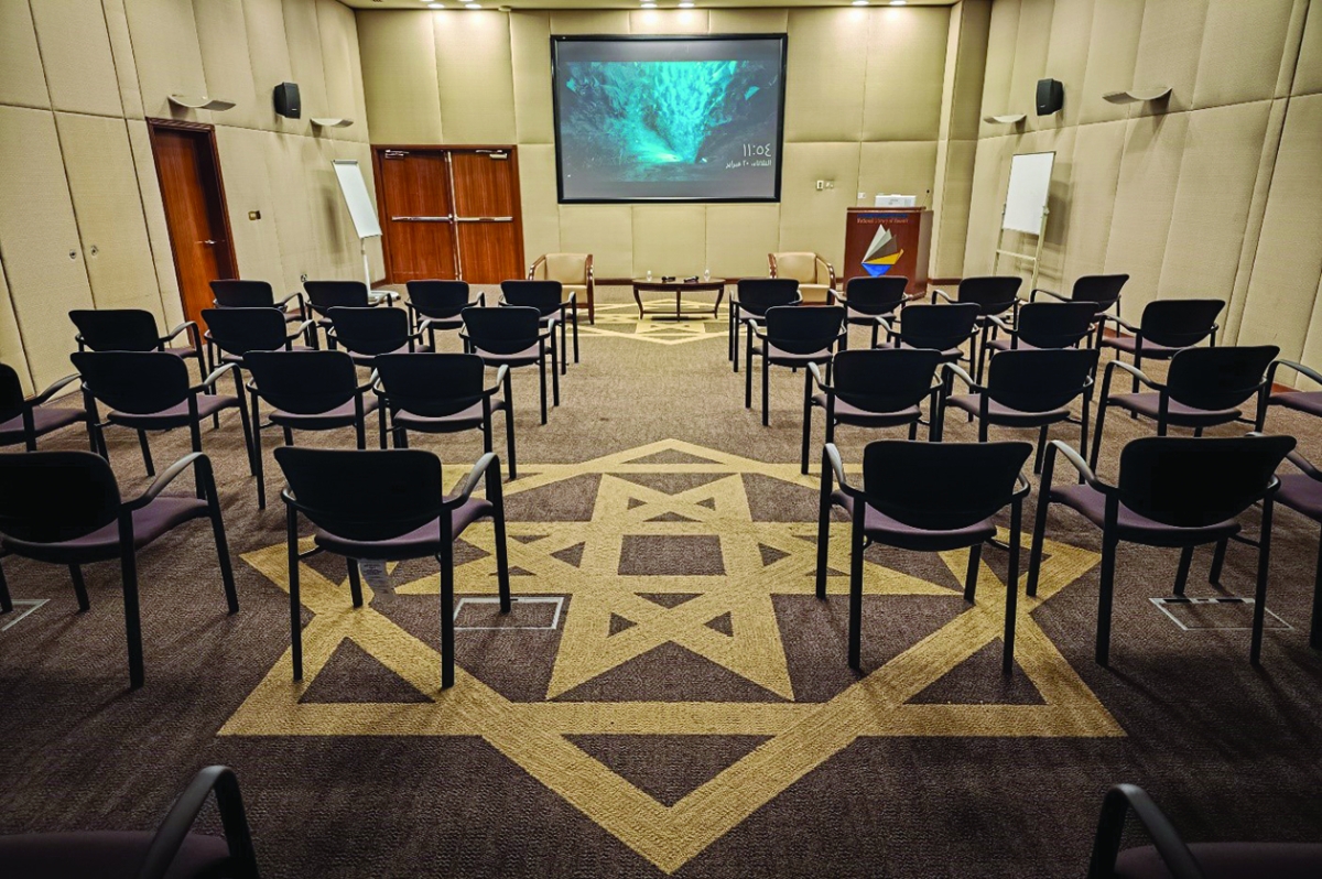 


قاعة مجهزة بشاشة عرض 