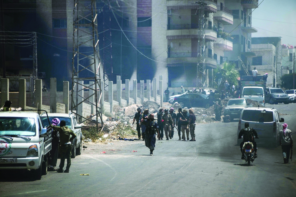 


مقاتلون من العشائر في حي غرب مدينة السويداء  	   (أ ف ب) 