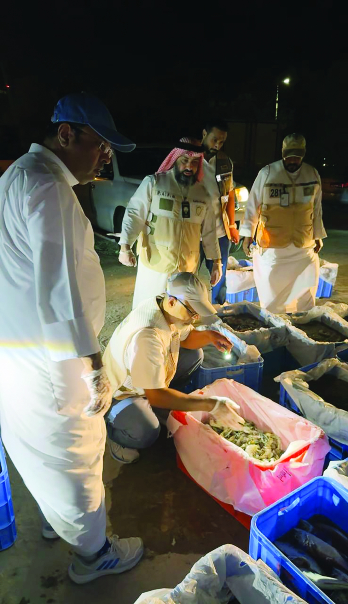 


مفتشو هيئة الغذاء يعاينون المضبوطات 