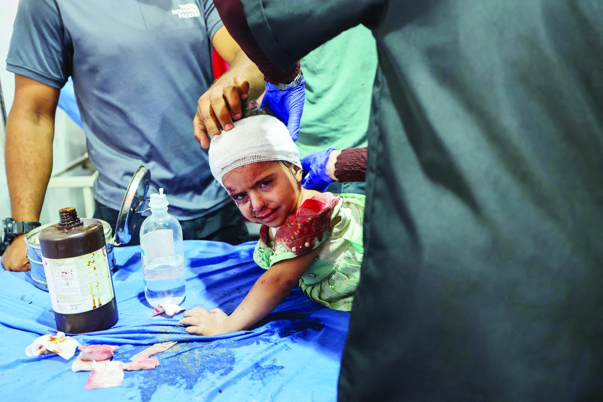 الإجرام الإسرائيلي لم يرحم الأطفال في مخيم النصيرات	 (أ ف ب) 