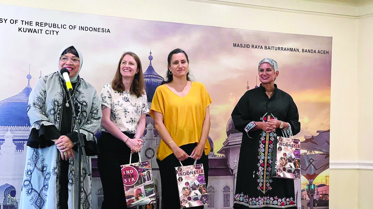 


السفيرات مواني وإليزبيك ولويس مع سفيرة إندونيسيا 