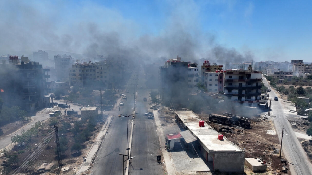صورة جوية تظهر تصاعد الدخان من مدينة السويداء 