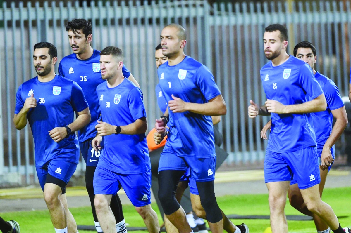 


لاعبو كاظمة خلال التدريب الأول 