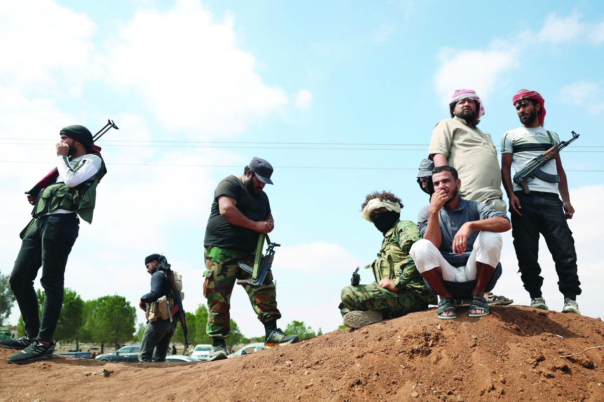 مقاتلون من العشائر شرق مدينة السويداء    	        (أ ف ب)